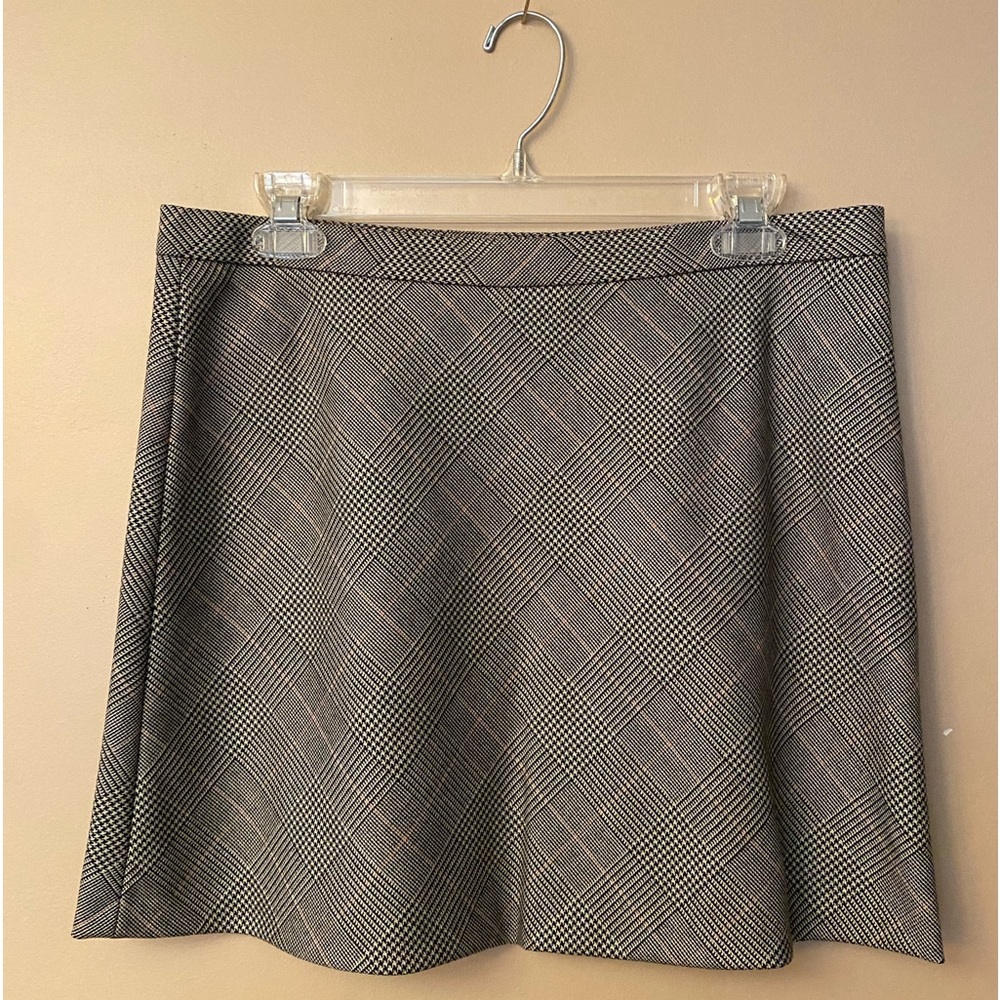 Preppy cute skirt! Never worn, size 8 (fits size medium), willing to do a bundle